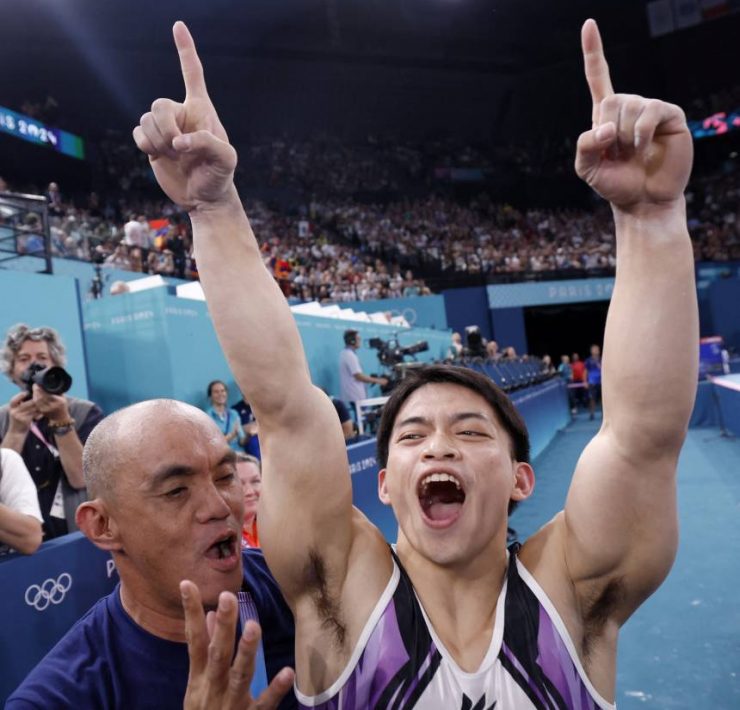 Paris 2024 Olympics - Artistic Gymnastics - Men's Vault Final - Bercy Arena, Paris, France - August 04, 2024. Carlos Edriel Yulo of Philippines reacts after winning gold. REUTERS/Amanda Perobelli