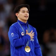 Paris 2024 Olympics - Artistic Gymnastics - Men's Vault Victory Ceremony - Bercy Arena, Paris, France - August 04, 2024. Gold medallist Carlos Edriel Yulo of Philippines celebrates on the podium with his medal. REUTERS/Hannah Mckay
